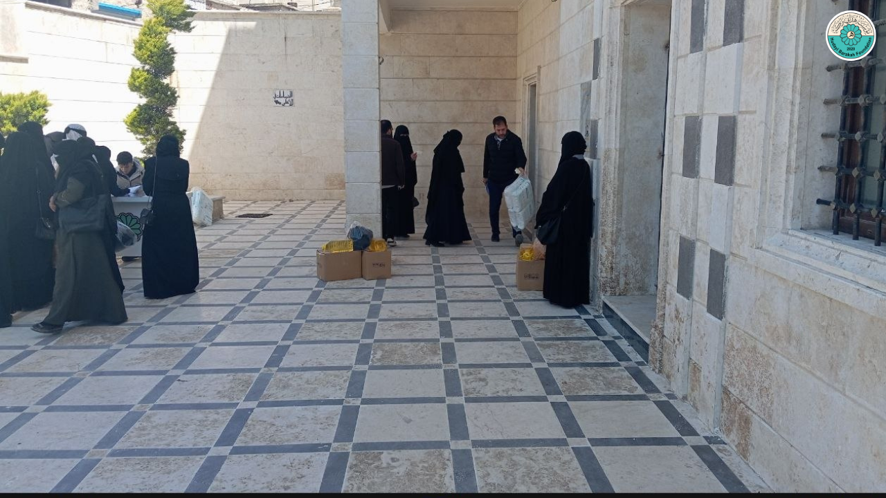 توزيع مساعدات إنسانية لمعلمي...